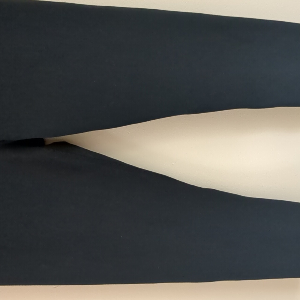 12" Across The Waist Solid Black Fabletics Cropped Leggings Activewear Athletic - Picture 4 of 10